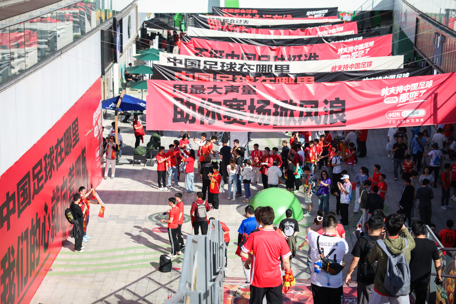 包含国内足球强队交锋，场上精彩纷呈，球迷热情高涨的词条