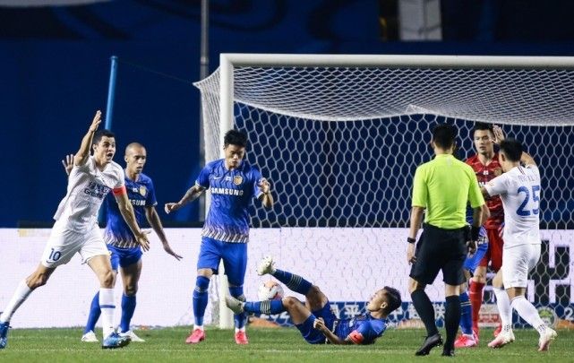 惊险比赛疑云，裁判判罚引争议！