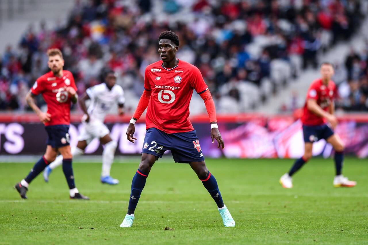 九游体育-里尔队主力球员受伤，球队备战下场比赛