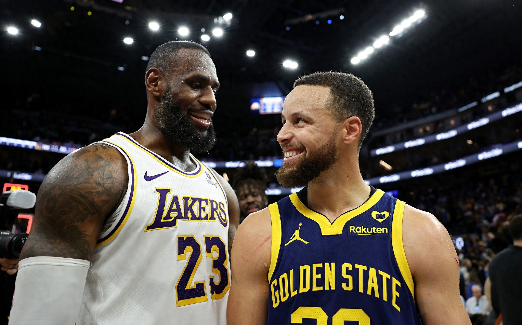 NBA新赛季揭幕战：勇士不敌湖人