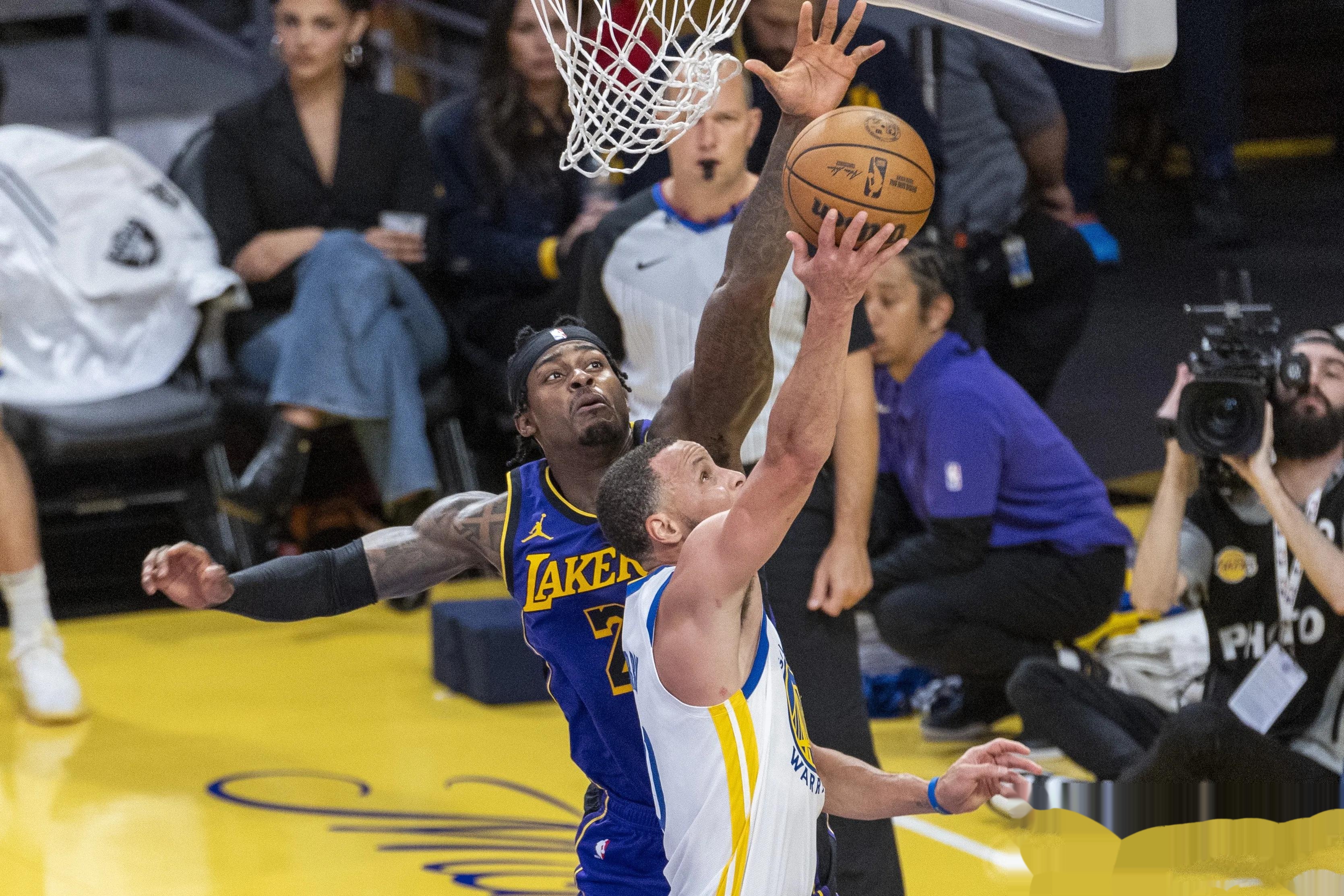 九游娱乐入口-包含76人队遭逢湖人队淘汰，球迷痛心不已的词条