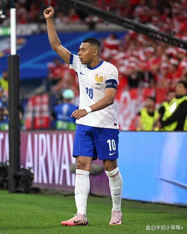 汉堡老将重回绿茵场，引发球迷热议