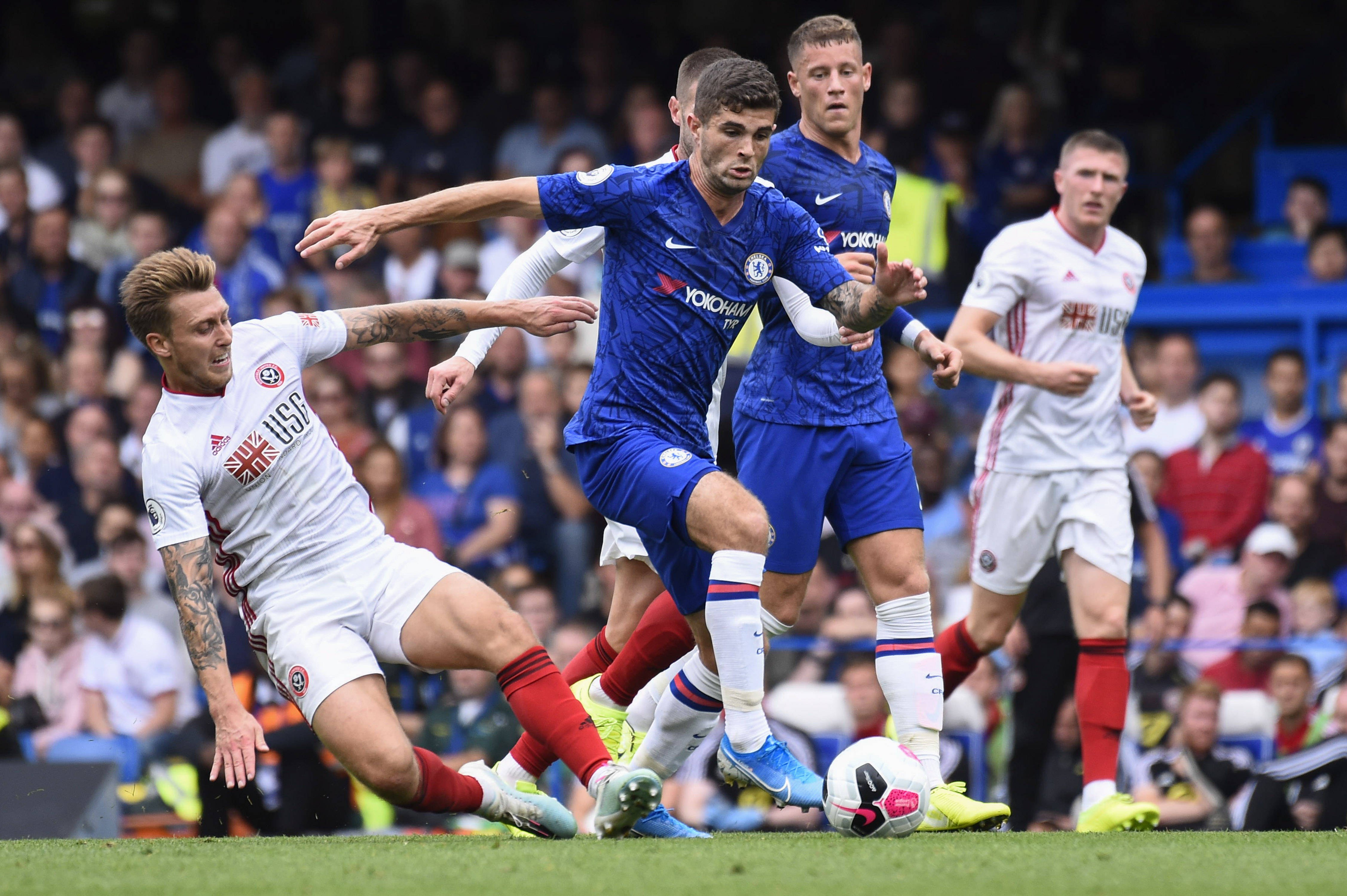 欧洲精英联赛热火激战，球员全情投入