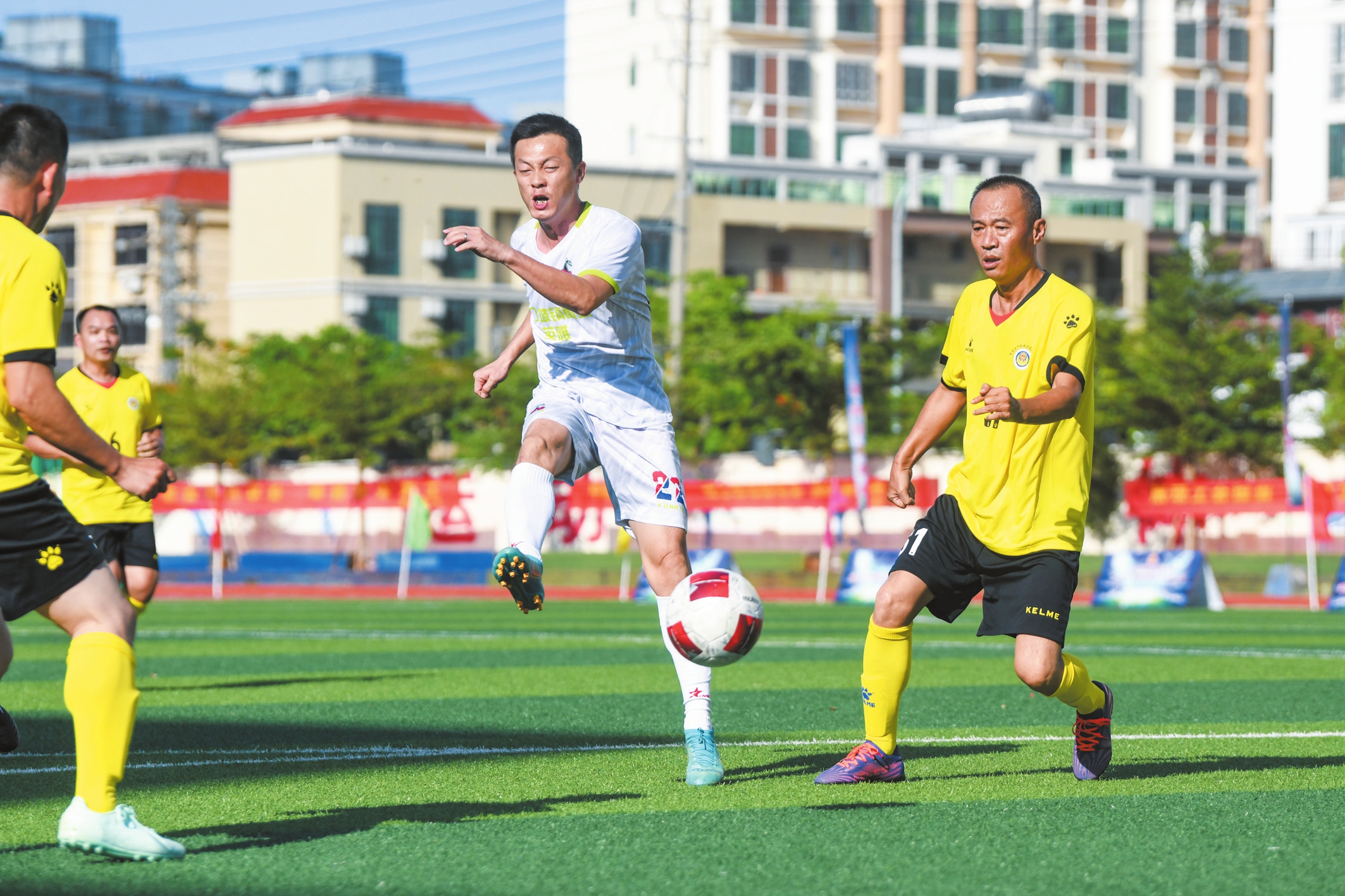 关于足球比赛热潮让人着迷,球员燃情拼搏的信息 关于足球比赛热潮让人着迷,球员燃情拼搏的信息