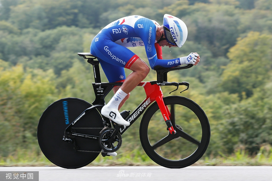 卢森堡自行车选手速度如飞，夺金成功