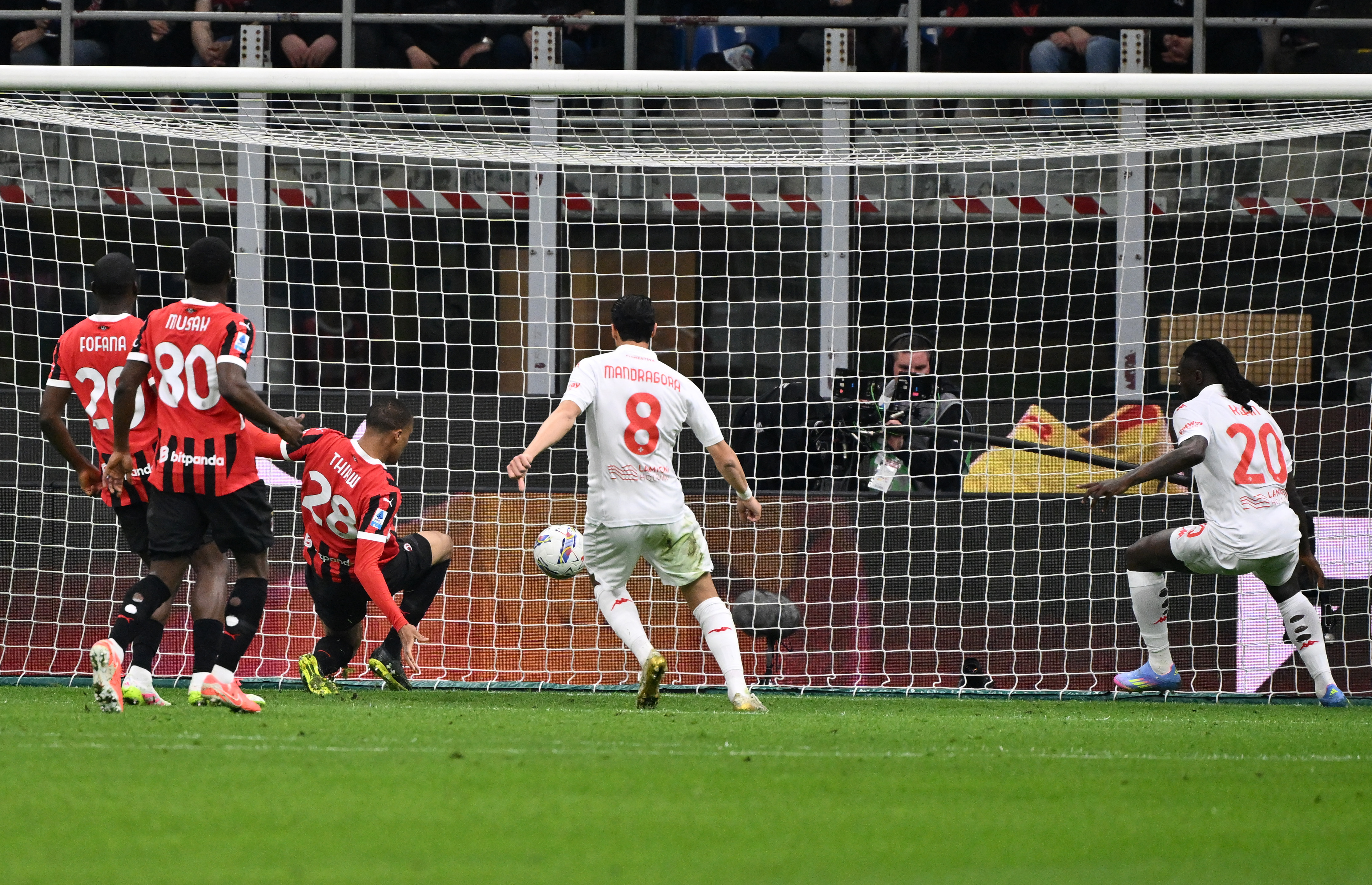 AC米兰主场大胜佛罗伦萨，继续领先