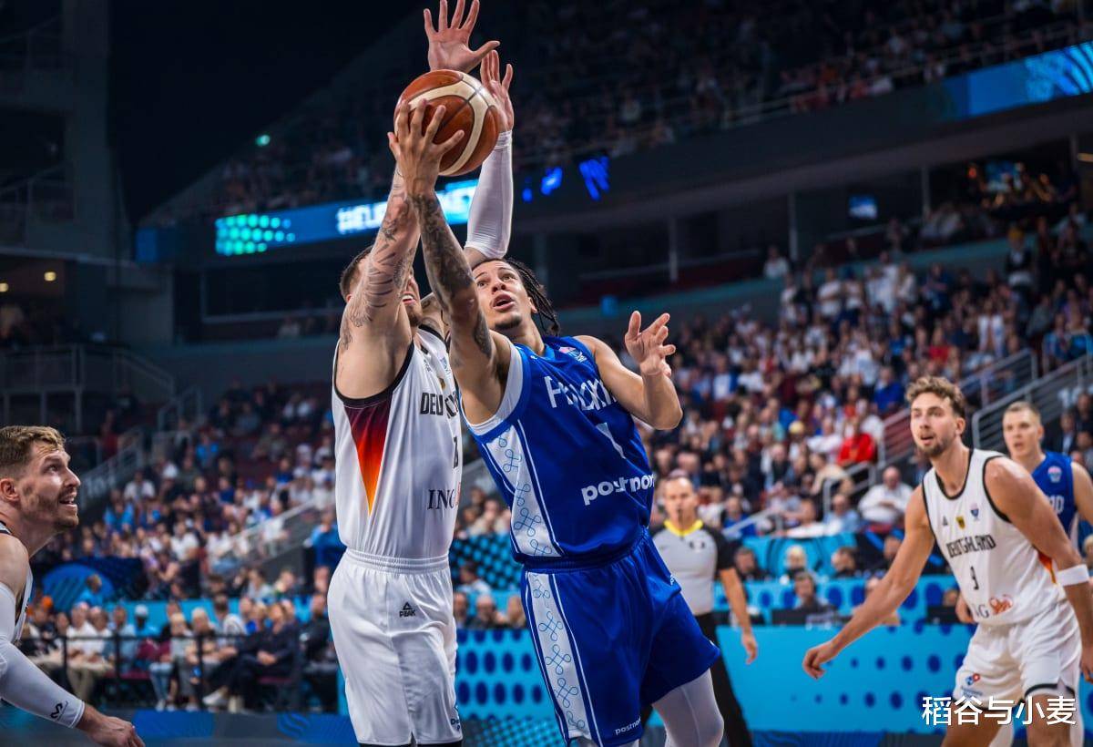 九游VIP-篮球比赛中一名后卫球员展现出出色的组织能力