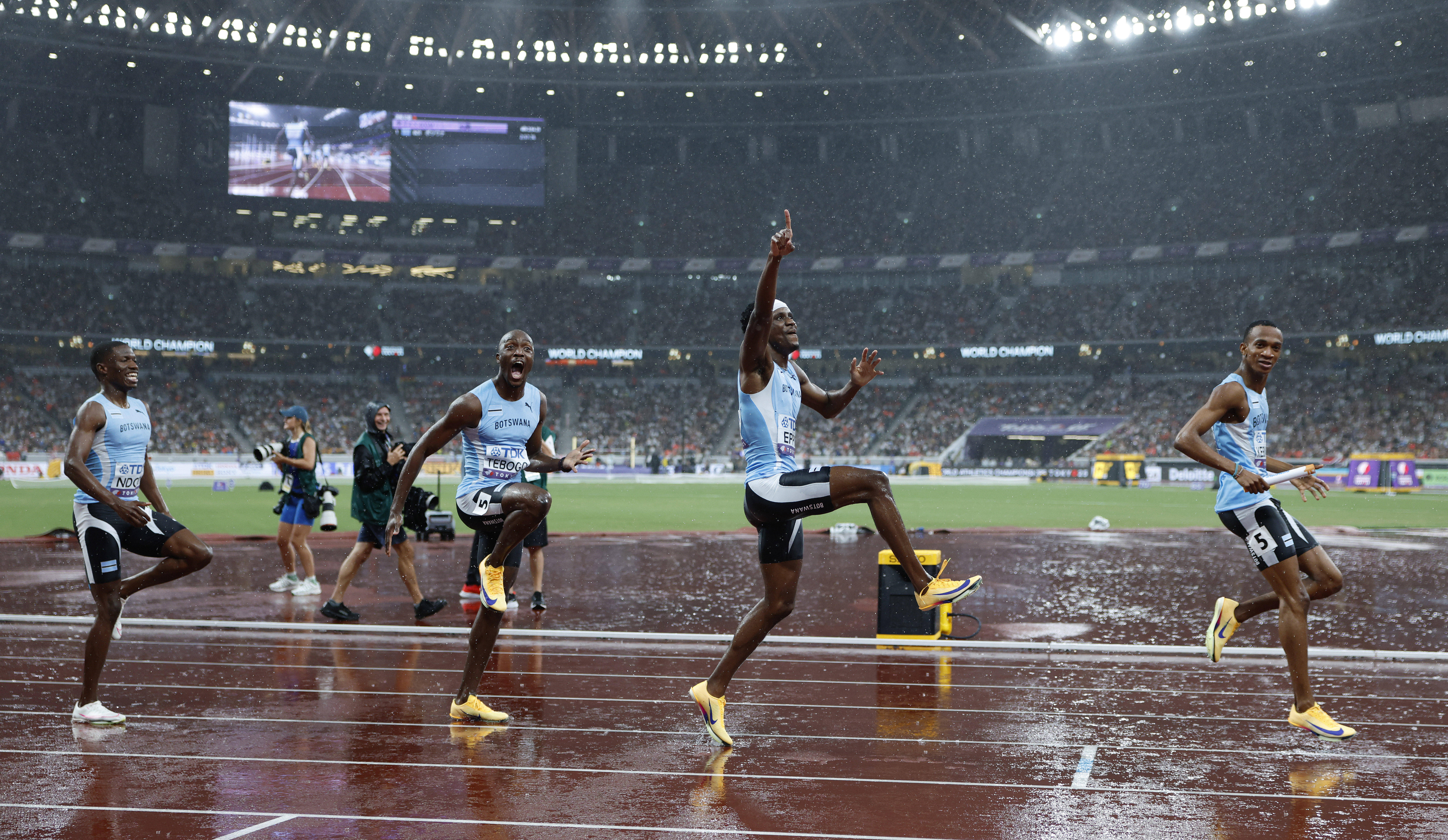 南非田径选手飞驰赛场，夺得冠军