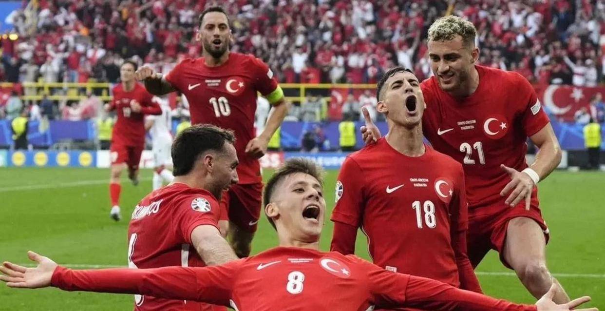 包含荷兰客场战胜德国，意外挺进欧国联四强的词条