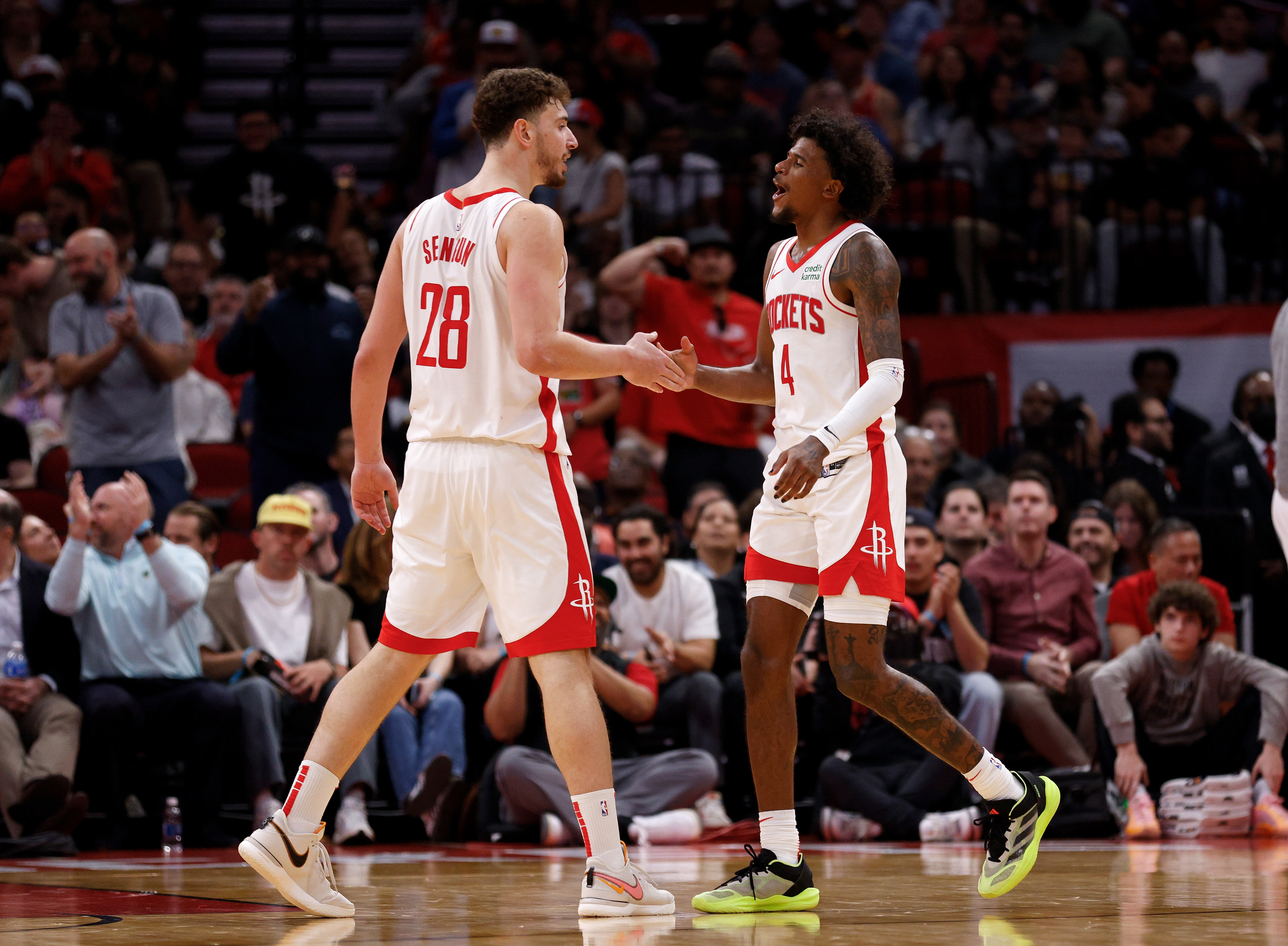 火箭队签下新外援,加强内线优势争取总决赛资格 火箭队签下新外援,加强内线优势争取总决赛资格