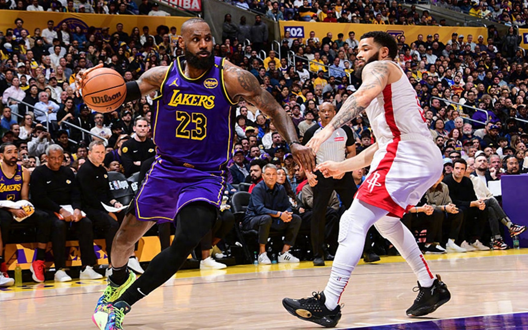 九游体育APP下载-詹姆斯复出，湖人迎来首场热身赛胜利