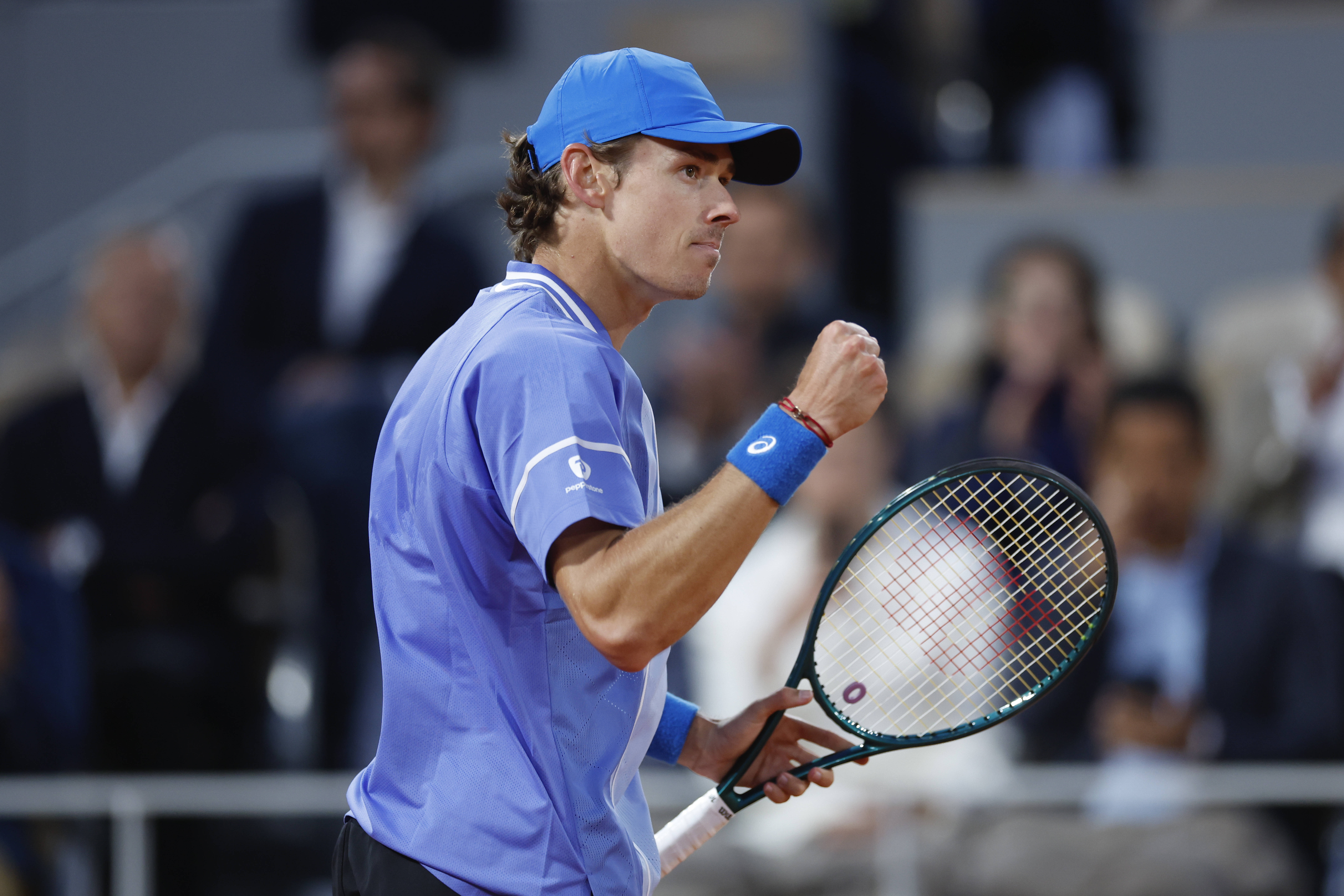 包含法网险胜年终总决赛，兹维列夫点燃赛场的词条