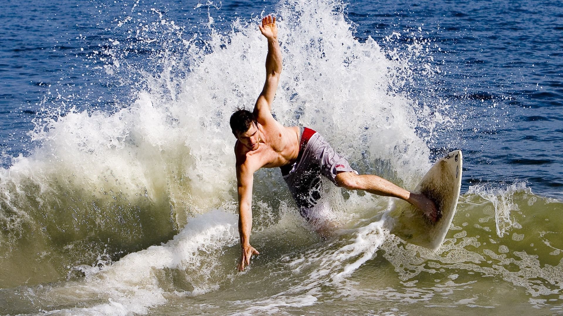 九游体育直播-跨洋对决，当太阳的烈焰冲垮广厦长城